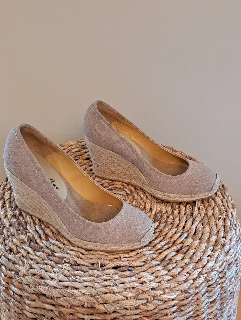 Bettye Muller Womens Tan Canvas Summer/Preppy Espadrille Wedge Sandals 37/6.5